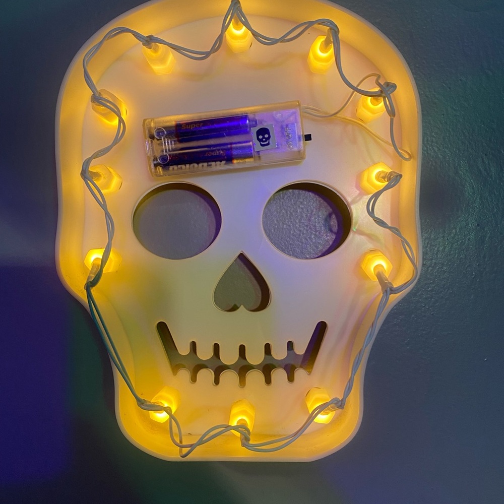 White Skull LED Light - Picture 3 of 3